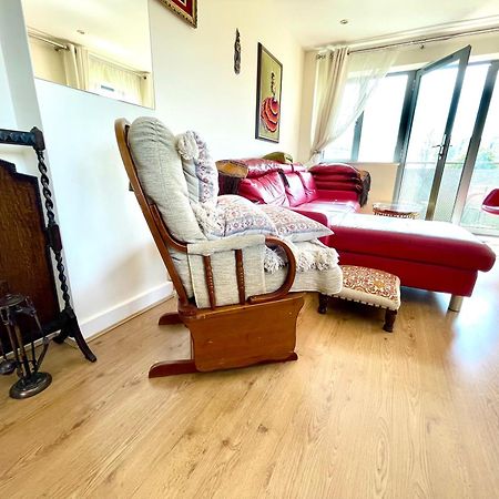 Luxury 2 Bedroom Apartment- Lake View - Free Parking - Wembley Stadium 5Km Londra Dış mekan fotoğraf