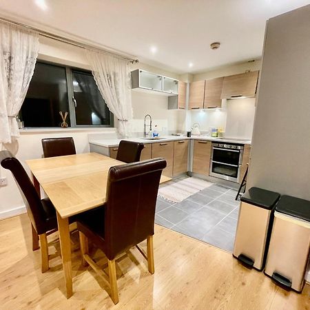 Luxury 2 Bedroom Apartment- Lake View - Free Parking - Wembley Stadium 5Km Londra Dış mekan fotoğraf