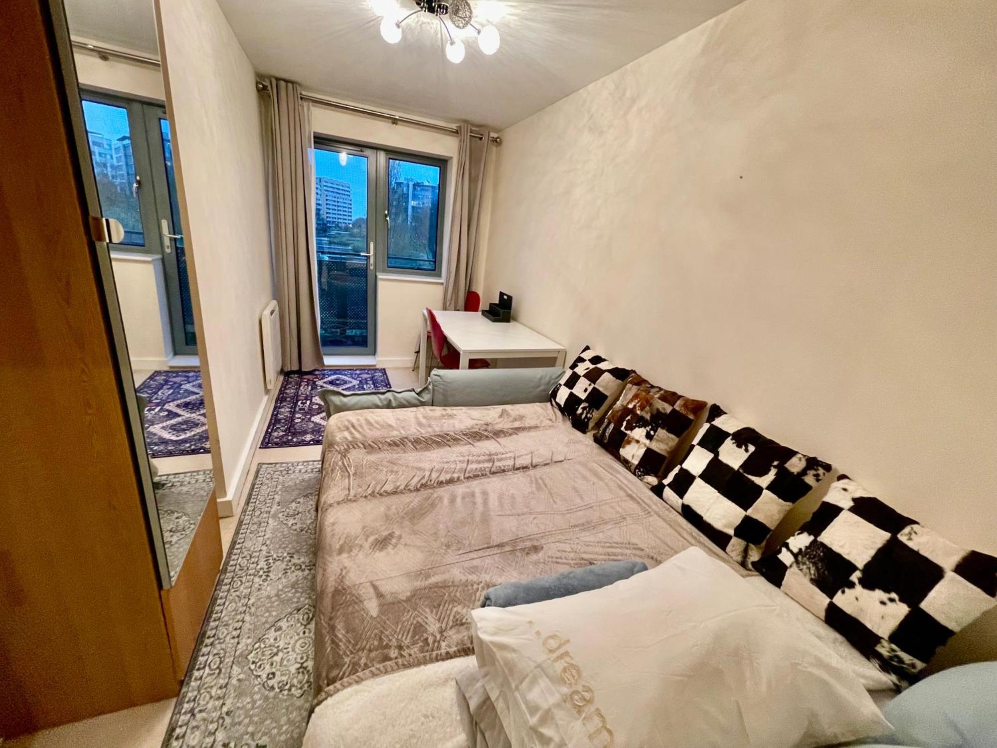 Luxury 2 Bedroom Apartment- Lake View - Free Parking - Wembley Stadium 5Km Londra Dış mekan fotoğraf