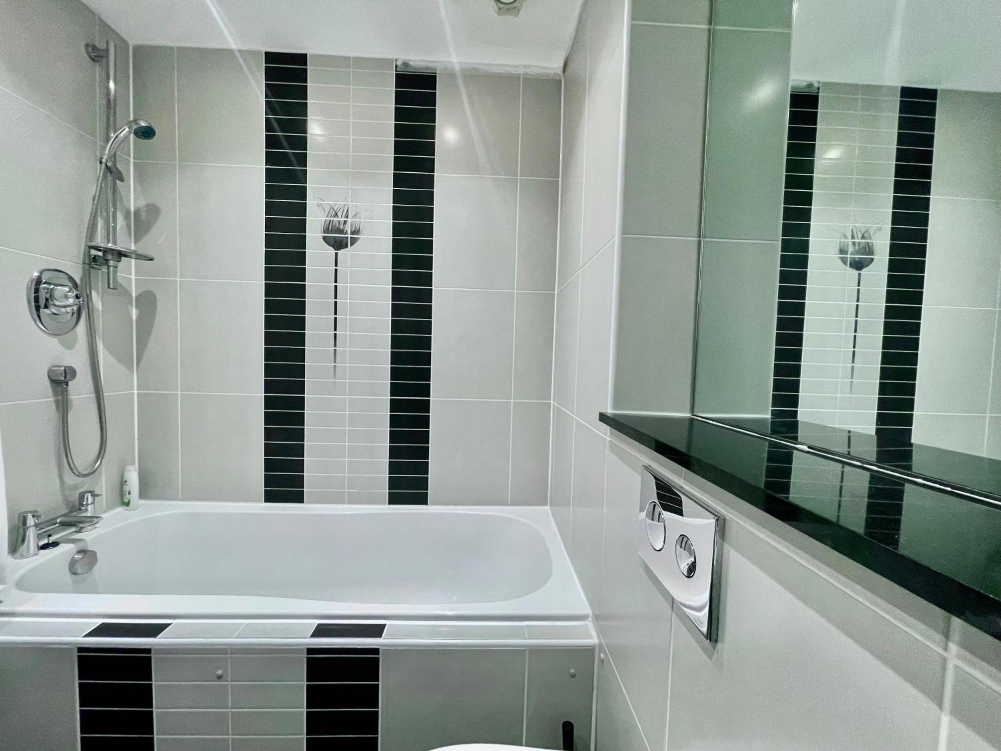 Luxury 2 Bedroom Apartment- Lake View - Free Parking - Wembley Stadium 5Km Londra Dış mekan fotoğraf