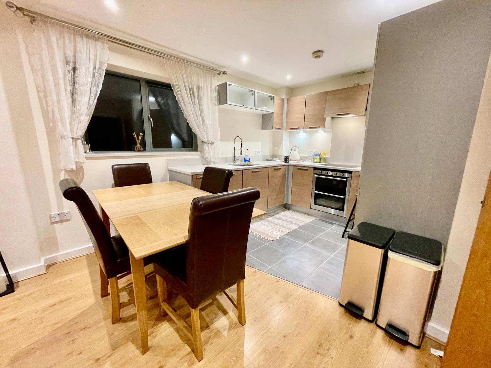 Luxury 2 Bedroom Apartment- Lake View - Free Parking - Wembley Stadium 5Km Londra Dış mekan fotoğraf